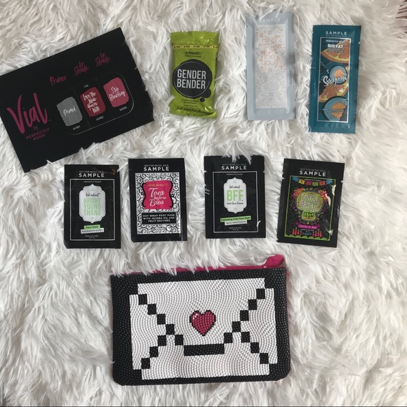 Handbags - Ipsy Bag w/ *FIVE* random Perfectly Posh samples